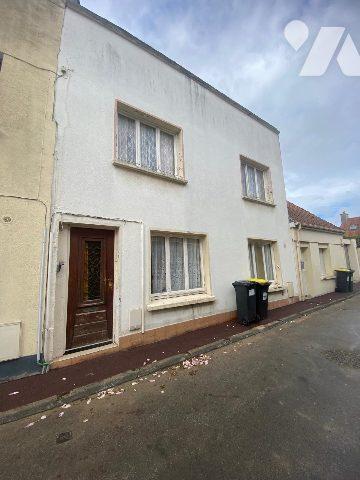 GUINES CENTRE MAISON A RENOVER 2 CHAMBRES COUR