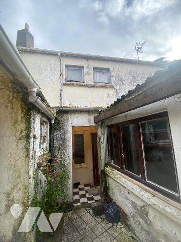 GUINES CENTRE MAISON A RENOVER 2 CHAMBRES COUR