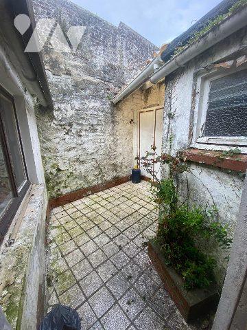 GUINES CENTRE MAISON A RENOVER 2 CHAMBRES COUR