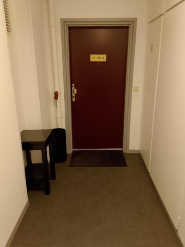 Très bel appartement spacieux situé en centre ville proche de tous les  commerces de proximité, de la correspondance des bus et de la gare SNCF et du cinéma. Face à une église classée jouxtant la place d'un joli marché coles, du cinéma du cinéma