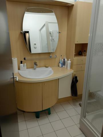 Très bel appartement spacieux situé en centre ville proche de tous les  commerces de proximité, de la correspondance des bus et de la gare SNCF et du cinéma. Face à une église classée jouxtant la place d'un joli marché coles, du cinéma du cinéma