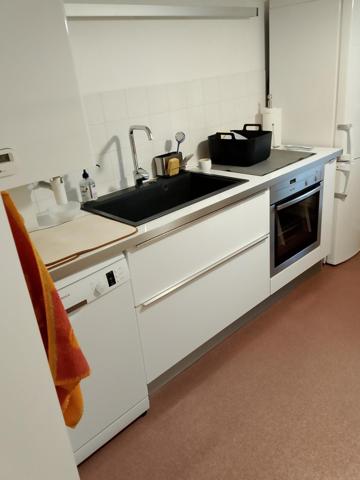Très bel appartement spacieux situé en centre ville proche de tous les  commerces de proximité, de la correspondance des bus et de la gare SNCF et du cinéma. Face à une église classée jouxtant la place d'un joli marché coles, du cinéma du cinéma