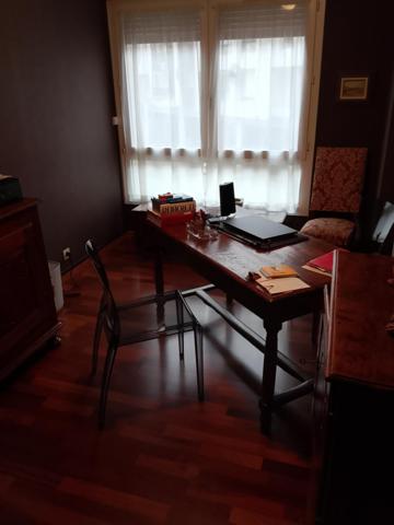Très bel appartement spacieux situé en centre ville proche de tous les  commerces de proximité, de la correspondance des bus et de la gare SNCF et du cinéma. Face à une église classée jouxtant la place d'un joli marché coles, du cinéma du cinéma