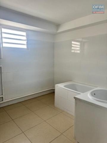 A vendre bel appartement de type F3 en rez de jardin, lumineux, spacieux sur la résidence LA GOELETTE à Sainte Clotilde.