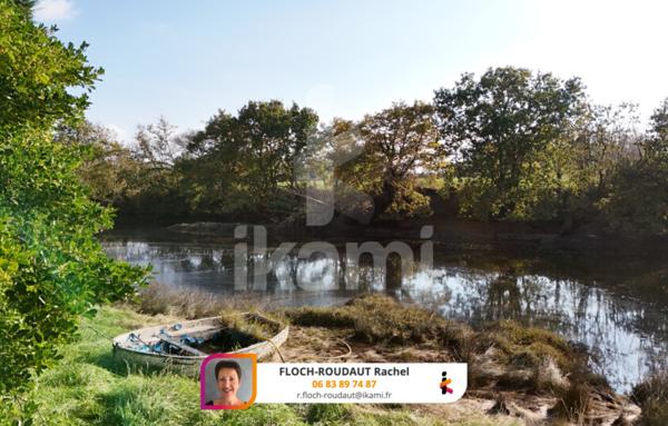 Maison en pierres en bord de mer