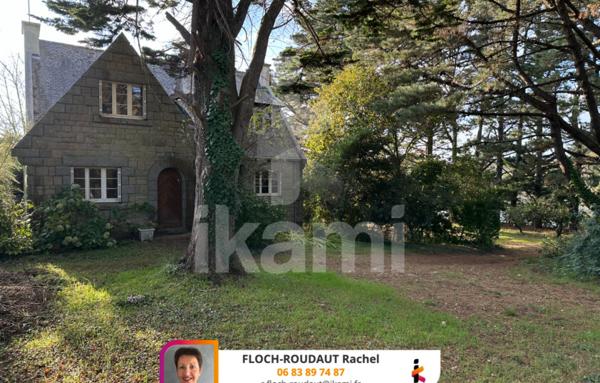 Maison en pierres en bord de mer