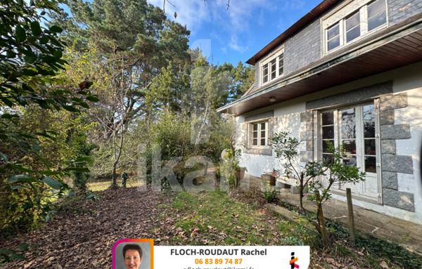 Maison en pierres en bord de mer