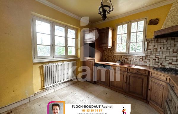 Maison en pierres en bord de mer