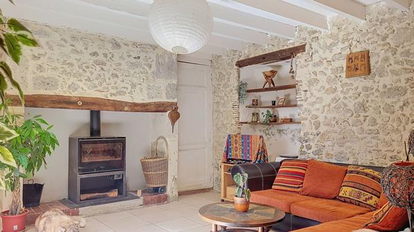 A vendre a Feugarolles Maison en pierre avec pension canine, dépendances et terrain