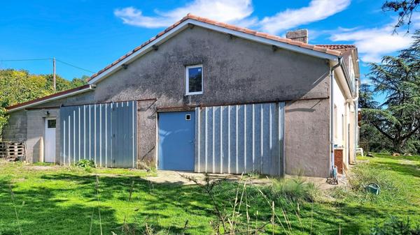 A vendre a Feugarolles Maison en pierre avec pension canine, dépendances et terrain