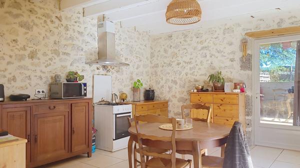 A vendre a Feugarolles Maison en pierre avec pension canine, dépendances et terrain