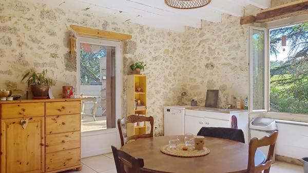 A vendre a Feugarolles Maison en pierre avec pension canine, dépendances et terrain