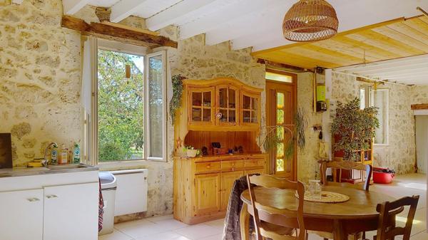 A vendre a Feugarolles Maison en pierre avec pension canine, dépendances et terrain