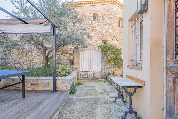 Mougins Quartier Tournamy / à vendre Propriété atypique avec dépendance, piscine et double garage