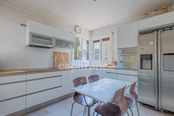 Mougins Quartier Tournamy / à vendre Propriété atypique avec dépendance, piscine et double garage