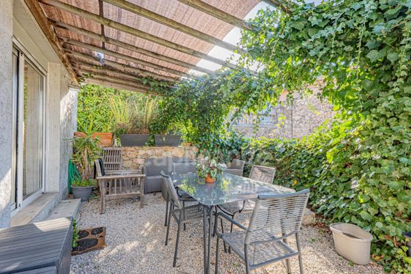 Mougins Quartier Tournamy / à vendre Propriété atypique avec dépendance, piscine et double garage