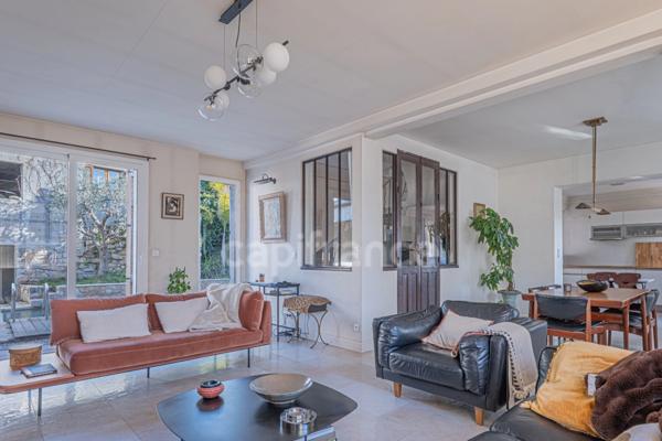 Mougins Quartier Tournamy / à vendre Propriété atypique avec dépendance, piscine et double garage