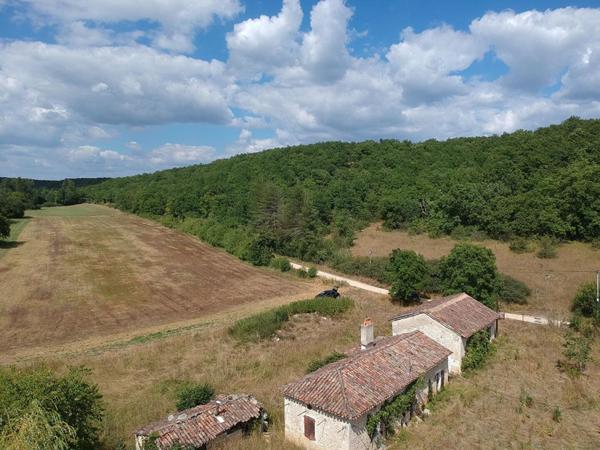 Ancienne ferme en pierre sans voisin