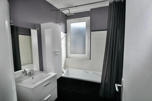 Dpt Seine Maritime (76), à vendre Proche Rouen Appartement 3 pièces 76 m² au 4ème et dernier étage, sud. Cave