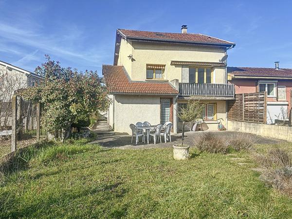 Maison Blyes 4 pièces 136 m2, 3 chambres sur un terrain de 333m2, au calme proche école et toutes commodités