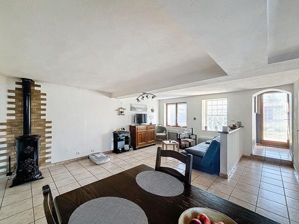 Maison Blyes 4 pièces 136 m2, 3 chambres sur un terrain de 333m2, au calme proche école et toutes commodités