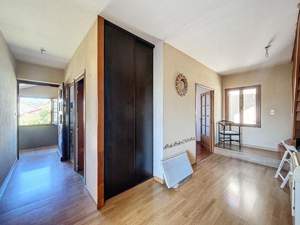 Maison Blyes 4 pièces 136 m2, 3 chambres sur un terrain de 333m2, au calme proche école et toutes commodités