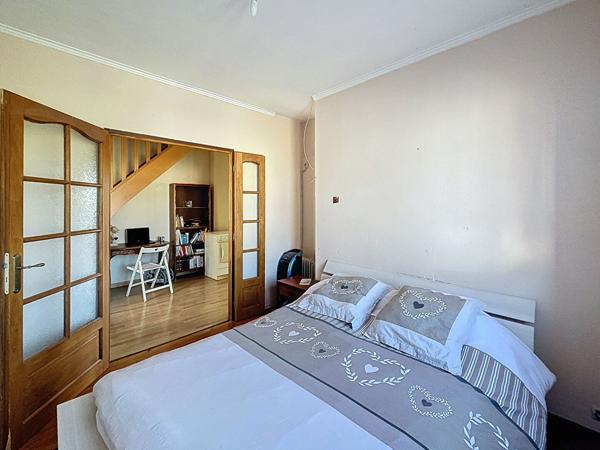 Maison Blyes 4 pièces 136 m2, 3 chambres sur un terrain de 333m2, au calme proche école et toutes commodités