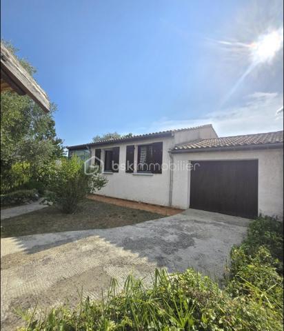 Maison individuelle de plain-pied avec jardin, terrasse et garage.

Pierrelatte 205 000 €.

À proximité immédiate du centre-ville de Pierrelatte et de toutes les commodités, découvrez cette agréable maison individuelle de plain-pied de 89 m², implantée sur un terrain clos, arboré et soigneusement entretenu de 577 m².

Dès l'entrée, vous serez séduit par un séjour lumineux et convivial, une cuisine indépendante entièrement équipée, ainsi que trois belles chambres offrant un cadre de vie confortable pour toute la famille. Une salle d'eau moderne et un WC indépendant complètent l'espace intérieur.

À l'extérieur, profitez d'une superbe terrasse couverte de 30 m², idéale pour partager des repas en famille ou entre amis, ainsi que d'un jardin verdoyant, parfaitement entretenu.

Un garage, une loggia et un abri de jardin viennent compléter les prestations de ce bien.

Les atouts :

Maison de plain-pied.
Terrain clos et paysager de 577 m².
3 chambres.
Terrasse couverte de 30 m².
Garage et abri de jardin.
Fibre optique.
Forage.
Adoucisseur d'eau.
Radiateurs électriques récents.
Vide sanitaire.
Tout-à-l'égout.

Proximité immédiate des commerces, écoles et services.

Cette maison offre un beau potentiel de personnalisation pour créer un intérieur à votre image, tout en bénéficiant d'une base saine et parfaitement entretenue.

DPE : D

Consommation énergétique : 216 kWh/m²/an
Estimation des dépenses énergétiques : entre 1 490 € et 2 060 € par an (abonnements compris – années de référence 2021, 2022 et 2023).

Une belle opportunité pour une résidence principale ou un investissement.

Contactez-moi dès aujourd'hui pour organiser une visite et découvrir tout le potentiel de cette maison.
