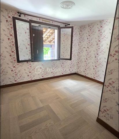 Maison individuelle de plain-pied avec jardin, terrasse et garage.

Pierrelatte 205 000 €.

À proximité immédiate du centre-ville de Pierrelatte et de toutes les commodités, découvrez cette agréable maison individuelle de plain-pied de 89 m², implantée sur un terrain clos, arboré et soigneusement entretenu de 577 m².

Dès l'entrée, vous serez séduit par un séjour lumineux et convivial, une cuisine indépendante entièrement équipée, ainsi que trois belles chambres offrant un cadre de vie confortable pour toute la famille. Une salle d'eau moderne et un WC indépendant complètent l'espace intérieur.

À l'extérieur, profitez d'une superbe terrasse couverte de 30 m², idéale pour partager des repas en famille ou entre amis, ainsi que d'un jardin verdoyant, parfaitement entretenu.

Un garage, une loggia et un abri de jardin viennent compléter les prestations de ce bien.

Les atouts :

Maison de plain-pied.
Terrain clos et paysager de 577 m².
3 chambres.
Terrasse couverte de 30 m².
Garage et abri de jardin.
Fibre optique.
Forage.
Adoucisseur d'eau.
Radiateurs électriques récents.
Vide sanitaire.
Tout-à-l'égout.

Proximité immédiate des commerces, écoles et services.

Cette maison offre un beau potentiel de personnalisation pour créer un intérieur à votre image, tout en bénéficiant d'une base saine et parfaitement entretenue.

DPE : D

Consommation énergétique : 216 kWh/m²/an
Estimation des dépenses énergétiques : entre 1 490 € et 2 060 € par an (abonnements compris – années de référence 2021, 2022 et 2023).

Une belle opportunité pour une résidence principale ou un investissement.

Contactez-moi dès aujourd'hui pour organiser une visite et découvrir tout le potentiel de cette maison.