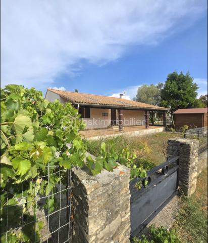 Maison individuelle de plain-pied avec jardin, terrasse et garage.

Pierrelatte 205 000 €.

À proximité immédiate du centre-ville de Pierrelatte et de toutes les commodités, découvrez cette agréable maison individuelle de plain-pied de 89 m², implantée sur un terrain clos, arboré et soigneusement entretenu de 577 m².

Dès l'entrée, vous serez séduit par un séjour lumineux et convivial, une cuisine indépendante entièrement équipée, ainsi que trois belles chambres offrant un cadre de vie confortable pour toute la famille. Une salle d'eau moderne et un WC indépendant complètent l'espace intérieur.

À l'extérieur, profitez d'une superbe terrasse couverte de 30 m², idéale pour partager des repas en famille ou entre amis, ainsi que d'un jardin verdoyant, parfaitement entretenu.

Un garage, une loggia et un abri de jardin viennent compléter les prestations de ce bien.

Les atouts :

Maison de plain-pied.
Terrain clos et paysager de 577 m².
3 chambres.
Terrasse couverte de 30 m².
Garage et abri de jardin.
Fibre optique.
Forage.
Adoucisseur d'eau.
Radiateurs électriques récents.
Vide sanitaire.
Tout-à-l'égout.

Proximité immédiate des commerces, écoles et services.

Cette maison offre un beau potentiel de personnalisation pour créer un intérieur à votre image, tout en bénéficiant d'une base saine et parfaitement entretenue.

DPE : D

Consommation énergétique : 216 kWh/m²/an
Estimation des dépenses énergétiques : entre 1 490 € et 2 060 € par an (abonnements compris – années de référence 2021, 2022 et 2023).

Une belle opportunité pour une résidence principale ou un investissement.

Contactez-moi dès aujourd'hui pour organiser une visite et découvrir tout le potentiel de cette maison.
