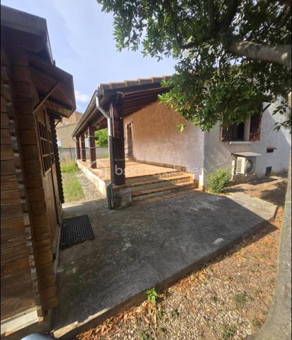 Maison individuelle de plain-pied avec jardin, terrasse et garage.

Pierrelatte 205 000 €.

À proximité immédiate du centre-ville de Pierrelatte et de toutes les commodités, découvrez cette agréable maison individuelle de plain-pied de 89 m², implantée sur un terrain clos, arboré et soigneusement entretenu de 577 m².

Dès l'entrée, vous serez séduit par un séjour lumineux et convivial, une cuisine indépendante entièrement équipée, ainsi que trois belles chambres offrant un cadre de vie confortable pour toute la famille. Une salle d'eau moderne et un WC indépendant complètent l'espace intérieur.

À l'extérieur, profitez d'une superbe terrasse couverte de 30 m², idéale pour partager des repas en famille ou entre amis, ainsi que d'un jardin verdoyant, parfaitement entretenu.

Un garage, une loggia et un abri de jardin viennent compléter les prestations de ce bien.

Les atouts :

Maison de plain-pied.
Terrain clos et paysager de 577 m².
3 chambres.
Terrasse couverte de 30 m².
Garage et abri de jardin.
Fibre optique.
Forage.
Adoucisseur d'eau.
Radiateurs électriques récents.
Vide sanitaire.
Tout-à-l'égout.

Proximité immédiate des commerces, écoles et services.

Cette maison offre un beau potentiel de personnalisation pour créer un intérieur à votre image, tout en bénéficiant d'une base saine et parfaitement entretenue.

DPE : D

Consommation énergétique : 216 kWh/m²/an
Estimation des dépenses énergétiques : entre 1 490 € et 2 060 € par an (abonnements compris – années de référence 2021, 2022 et 2023).

Une belle opportunité pour une résidence principale ou un investissement.

Contactez-moi dès aujourd'hui pour organiser une visite et découvrir tout le potentiel de cette maison.