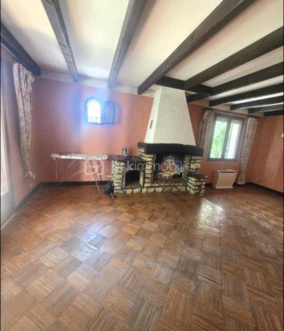 Maison individuelle de plain-pied avec jardin, terrasse et garage.

Pierrelatte 205 000 €.

À proximité immédiate du centre-ville de Pierrelatte et de toutes les commodités, découvrez cette agréable maison individuelle de plain-pied de 89 m², implantée sur un terrain clos, arboré et soigneusement entretenu de 577 m².

Dès l'entrée, vous serez séduit par un séjour lumineux et convivial, une cuisine indépendante entièrement équipée, ainsi que trois belles chambres offrant un cadre de vie confortable pour toute la famille. Une salle d'eau moderne et un WC indépendant complètent l'espace intérieur.

À l'extérieur, profitez d'une superbe terrasse couverte de 30 m², idéale pour partager des repas en famille ou entre amis, ainsi que d'un jardin verdoyant, parfaitement entretenu.

Un garage, une loggia et un abri de jardin viennent compléter les prestations de ce bien.

Les atouts :

Maison de plain-pied.
Terrain clos et paysager de 577 m².
3 chambres.
Terrasse couverte de 30 m².
Garage et abri de jardin.
Fibre optique.
Forage.
Adoucisseur d'eau.
Radiateurs électriques récents.
Vide sanitaire.
Tout-à-l'égout.

Proximité immédiate des commerces, écoles et services.

Cette maison offre un beau potentiel de personnalisation pour créer un intérieur à votre image, tout en bénéficiant d'une base saine et parfaitement entretenue.

DPE : D

Consommation énergétique : 216 kWh/m²/an
Estimation des dépenses énergétiques : entre 1 490 € et 2 060 € par an (abonnements compris – années de référence 2021, 2022 et 2023).

Une belle opportunité pour une résidence principale ou un investissement.

Contactez-moi dès aujourd'hui pour organiser une visite et découvrir tout le potentiel de cette maison.