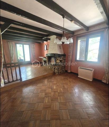 Maison individuelle de plain-pied avec jardin, terrasse et garage.

Pierrelatte 205 000 €.

À proximité immédiate du centre-ville de Pierrelatte et de toutes les commodités, découvrez cette agréable maison individuelle de plain-pied de 89 m², implantée sur un terrain clos, arboré et soigneusement entretenu de 577 m².

Dès l'entrée, vous serez séduit par un séjour lumineux et convivial, une cuisine indépendante entièrement équipée, ainsi que trois belles chambres offrant un cadre de vie confortable pour toute la famille. Une salle d'eau moderne et un WC indépendant complètent l'espace intérieur.

À l'extérieur, profitez d'une superbe terrasse couverte de 30 m², idéale pour partager des repas en famille ou entre amis, ainsi que d'un jardin verdoyant, parfaitement entretenu.

Un garage, une loggia et un abri de jardin viennent compléter les prestations de ce bien.

Les atouts :

Maison de plain-pied.
Terrain clos et paysager de 577 m².
3 chambres.
Terrasse couverte de 30 m².
Garage et abri de jardin.
Fibre optique.
Forage.
Adoucisseur d'eau.
Radiateurs électriques récents.
Vide sanitaire.
Tout-à-l'égout.

Proximité immédiate des commerces, écoles et services.

Cette maison offre un beau potentiel de personnalisation pour créer un intérieur à votre image, tout en bénéficiant d'une base saine et parfaitement entretenue.

DPE : D

Consommation énergétique : 216 kWh/m²/an
Estimation des dépenses énergétiques : entre 1 490 € et 2 060 € par an (abonnements compris – années de référence 2021, 2022 et 2023).

Une belle opportunité pour une résidence principale ou un investissement.

Contactez-moi dès aujourd'hui pour organiser une visite et découvrir tout le potentiel de cette maison.