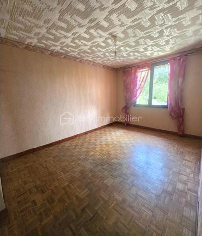 Maison individuelle de plain-pied avec jardin, terrasse et garage.

Pierrelatte 205 000 €.

À proximité immédiate du centre-ville de Pierrelatte et de toutes les commodités, découvrez cette agréable maison individuelle de plain-pied de 89 m², implantée sur un terrain clos, arboré et soigneusement entretenu de 577 m².

Dès l'entrée, vous serez séduit par un séjour lumineux et convivial, une cuisine indépendante entièrement équipée, ainsi que trois belles chambres offrant un cadre de vie confortable pour toute la famille. Une salle d'eau moderne et un WC indépendant complètent l'espace intérieur.

À l'extérieur, profitez d'une superbe terrasse couverte de 30 m², idéale pour partager des repas en famille ou entre amis, ainsi que d'un jardin verdoyant, parfaitement entretenu.

Un garage, une loggia et un abri de jardin viennent compléter les prestations de ce bien.

Les atouts :

Maison de plain-pied.
Terrain clos et paysager de 577 m².
3 chambres.
Terrasse couverte de 30 m².
Garage et abri de jardin.
Fibre optique.
Forage.
Adoucisseur d'eau.
Radiateurs électriques récents.
Vide sanitaire.
Tout-à-l'égout.

Proximité immédiate des commerces, écoles et services.

Cette maison offre un beau potentiel de personnalisation pour créer un intérieur à votre image, tout en bénéficiant d'une base saine et parfaitement entretenue.

DPE : D

Consommation énergétique : 216 kWh/m²/an
Estimation des dépenses énergétiques : entre 1 490 € et 2 060 € par an (abonnements compris – années de référence 2021, 2022 et 2023).

Une belle opportunité pour une résidence principale ou un investissement.

Contactez-moi dès aujourd'hui pour organiser une visite et découvrir tout le potentiel de cette maison.