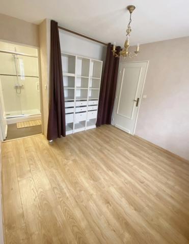 Dpt Allier (03), à vendre MONTLUCON appartement T6 de 164m² avec garage- cave - balcons.