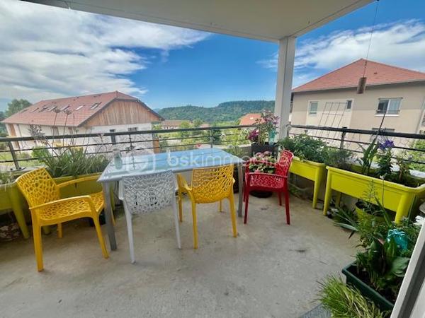 En exclusivité : 
Situé dans le charmant village de Chapeiry, à seulement quelques kilomètres d'Annecy, découvrez cet appartement parfaitement agencé mêlant confort moderne et sérénité. 
Situé au cœur d'un environnement calme, il offre une vue dégagée.

Avec sa superficie de 79 m² carrez , ce bien propose un agencement fonctionnel : un séjour/ cuisine  lumineux avec accès sur une spacieuse terrasse , 3 chambres, une salle d'eau moderne, et des WC séparés.  
Prestations de qualité au sein de la résidence  : double vitrage, ascenseur, digicode,  parking privatif .

Possibilité d'acquérir un garage dans la résidence en SUS. 

À proximité, vous trouverez écoles, commerces et accès facile aux transports.  

Un bien rare à découvrir avec Séverine TOSI.