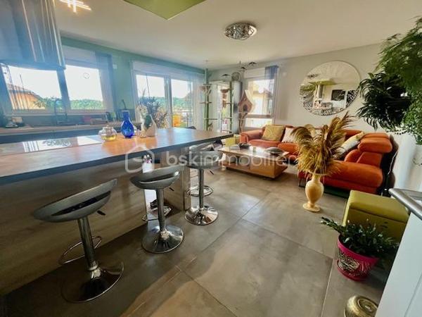 En exclusivité : 
Situé dans le charmant village de Chapeiry, à seulement quelques kilomètres d'Annecy, découvrez cet appartement parfaitement agencé mêlant confort moderne et sérénité. 
Situé au cœur d'un environnement calme, il offre une vue dégagée.

Avec sa superficie de 79 m² carrez , ce bien propose un agencement fonctionnel : un séjour/ cuisine  lumineux avec accès sur une spacieuse terrasse , 3 chambres, une salle d'eau moderne, et des WC séparés.  
Prestations de qualité au sein de la résidence  : double vitrage, ascenseur, digicode,  parking privatif .

Possibilité d'acquérir un garage dans la résidence en SUS. 

À proximité, vous trouverez écoles, commerces et accès facile aux transports.  

Un bien rare à découvrir avec Séverine TOSI.