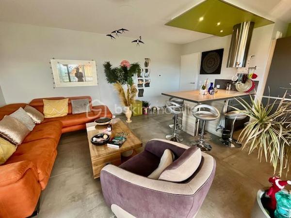 En exclusivité : 
Situé dans le charmant village de Chapeiry, à seulement quelques kilomètres d'Annecy, découvrez cet appartement parfaitement agencé mêlant confort moderne et sérénité. 
Situé au cœur d'un environnement calme, il offre une vue dégagée.

Avec sa superficie de 79 m² carrez , ce bien propose un agencement fonctionnel : un séjour/ cuisine  lumineux avec accès sur une spacieuse terrasse , 3 chambres, une salle d'eau moderne, et des WC séparés.  
Prestations de qualité au sein de la résidence  : double vitrage, ascenseur, digicode,  parking privatif .

Possibilité d'acquérir un garage dans la résidence en SUS. 

À proximité, vous trouverez écoles, commerces et accès facile aux transports.  

Un bien rare à découvrir avec Séverine TOSI.