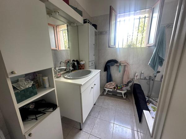 Maison de plain pied, 2 chambres, 1 bureau.