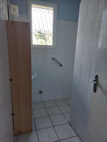 Maison avec garage et terrain attenant