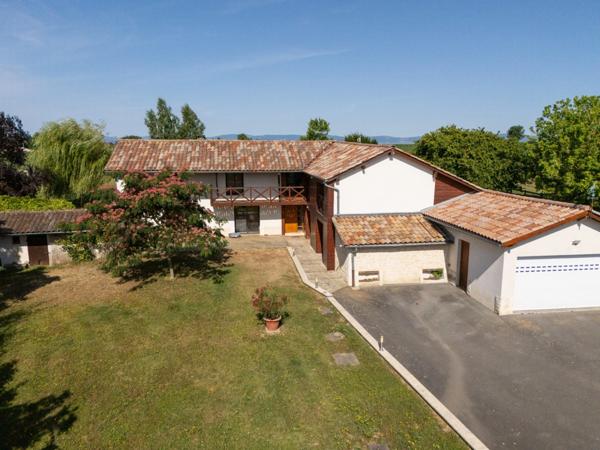 Maison à vendre 8 pièces proche de VONNAS (01)
