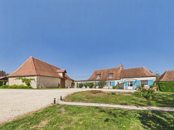 Une belle maison et une maison d'amis dans un cadre magnifique