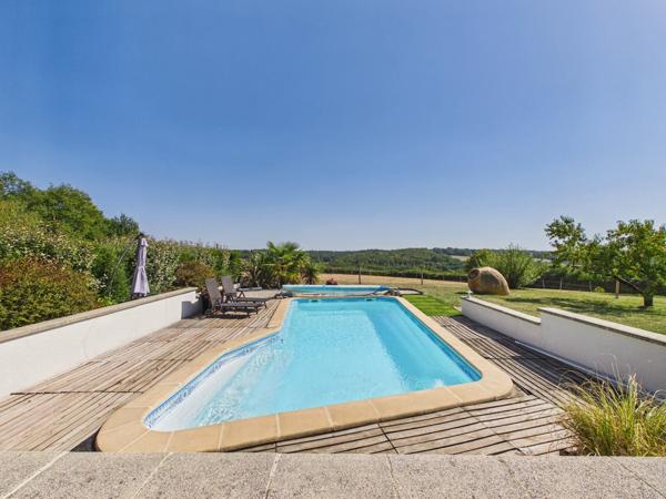 Une belle maison et une maison d'amis dans un cadre magnifique