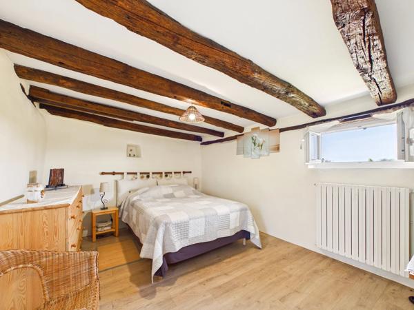 Une belle maison et une maison d'amis dans un cadre magnifique