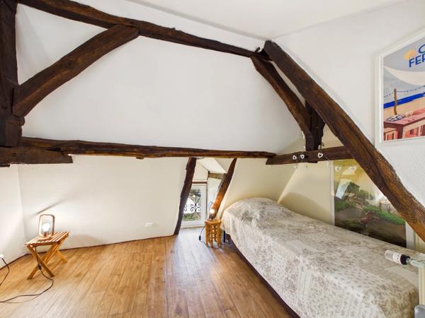 Une belle maison et une maison d'amis dans un cadre magnifique