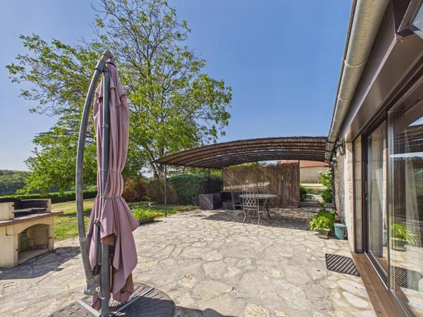 Une belle maison et une maison d'amis dans un cadre magnifique
