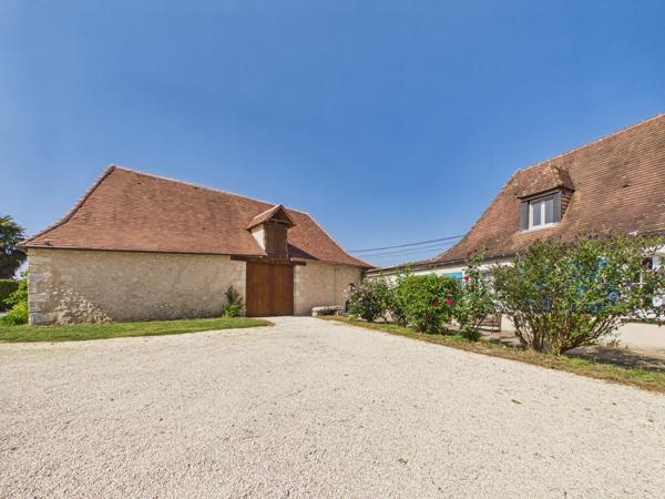 Une belle maison et une maison d'amis dans un cadre magnifique