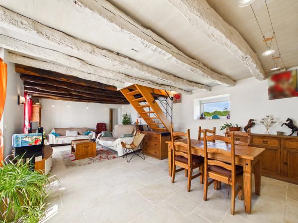 Une belle maison et une maison d'amis dans un cadre magnifique