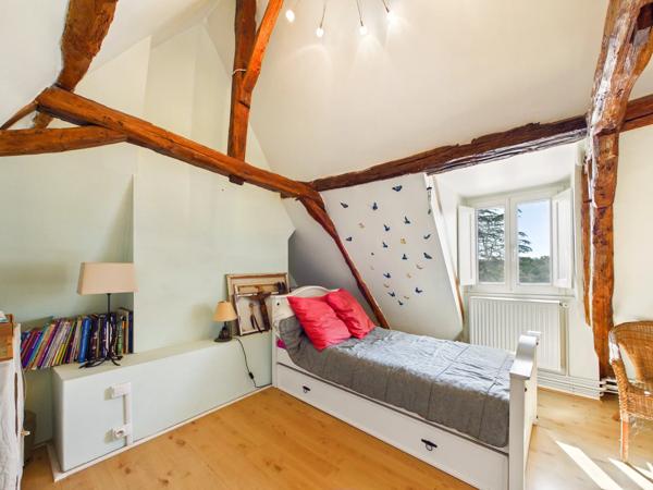 Une belle maison et une maison d'amis dans un cadre magnifique