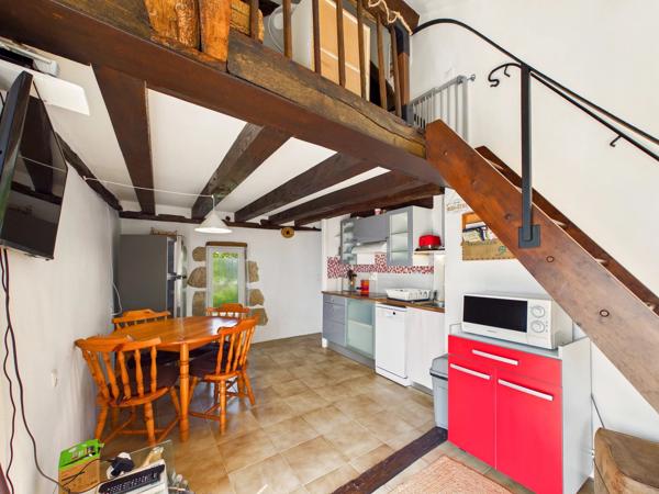 Une belle maison et une maison d'amis dans un cadre magnifique
